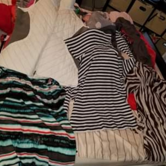 WOMEN'S 18 PIECE CLOTHING LOT SIZE LARGE - Picture 4 of 10